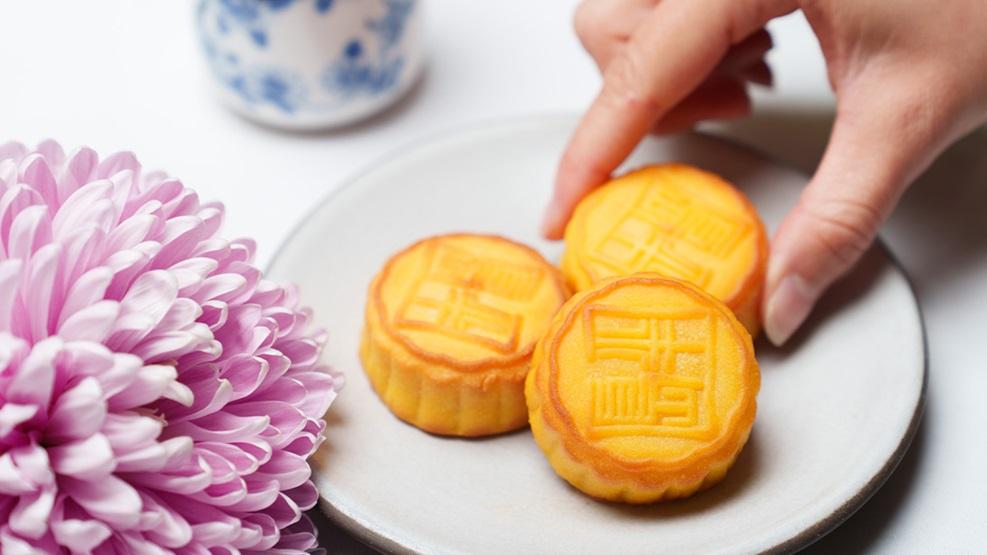 September On Fifth gallery image for The Peninsula Signature Mini Custard Mooncakes